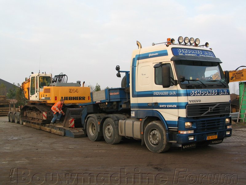 Volvo FH 12-420 met 3 assige Nootenboom en Liebherr 914 Litronic