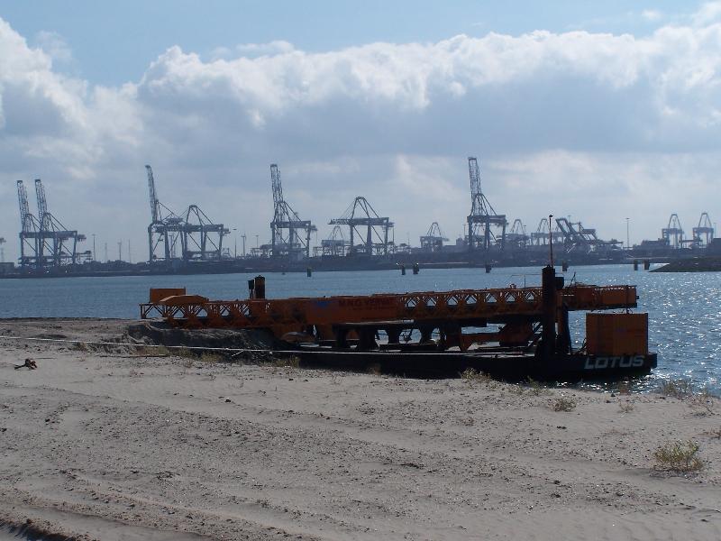 Ponton-laadbrug hier op de foto; <br />Maasvlakte Yangtzehaven zijde M.O.T
