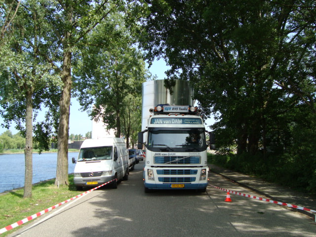 Slingerend tussen de bomen