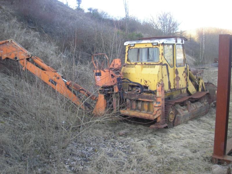 Geen dozer maar een rupslader met graafarm.