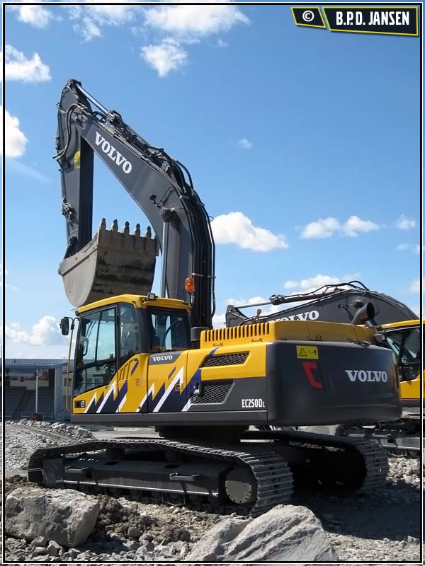 Volvo_EC250D_VD2011_002.jpg