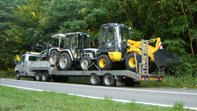 voorop eurotrac F40 met canopy en voorlader daarachter een eurotrac F40 met cabine en een kipor kdd10 shoveltje