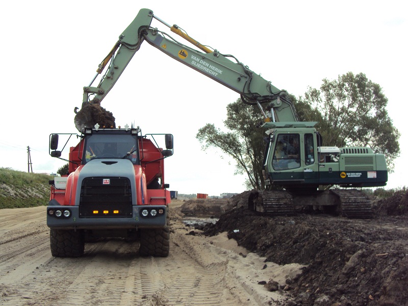 afvoeren grondLiebherr 924 Terex TA30