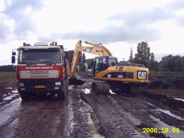 Cat 323 D 001 (Small).jpg