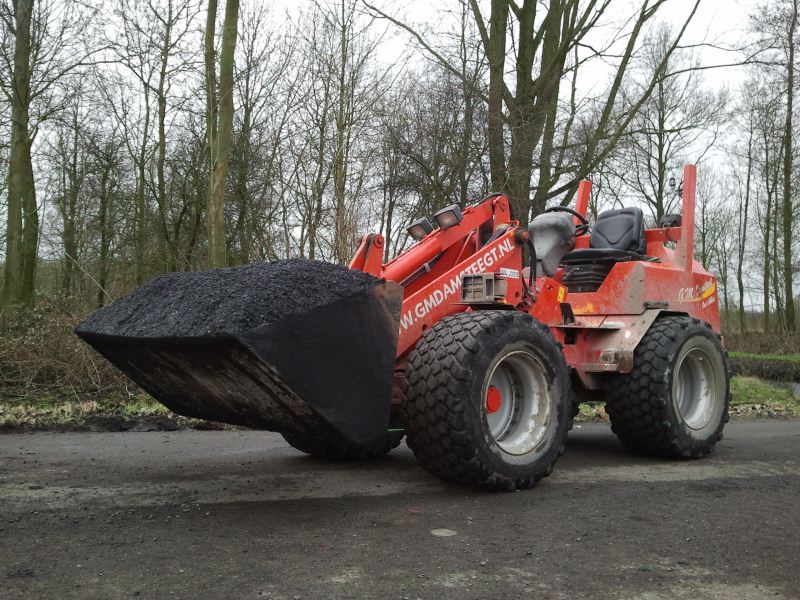 giaNT MET EEN BAKJE PUUT.jpg