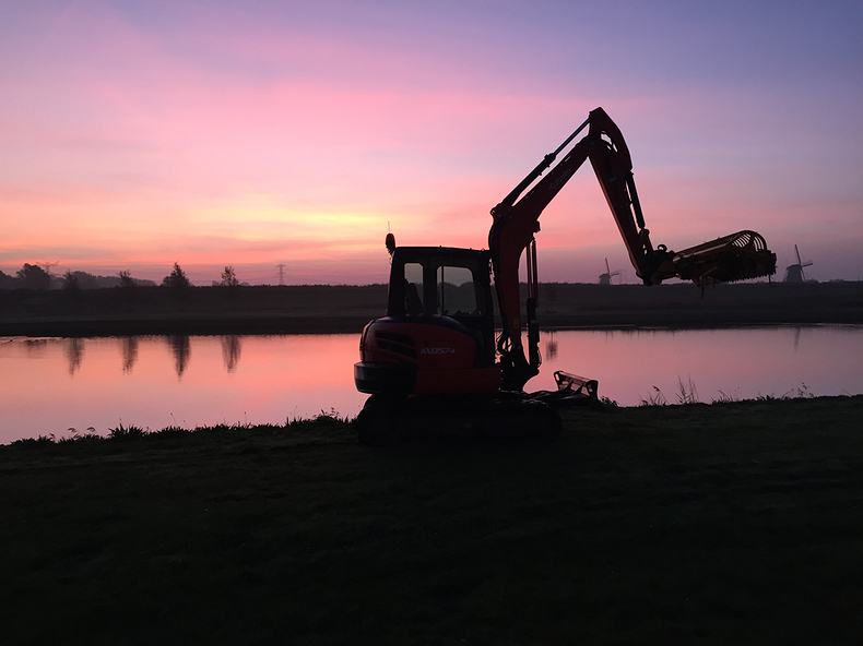 Kubota in de vroege ochtend maaikorf.jpg