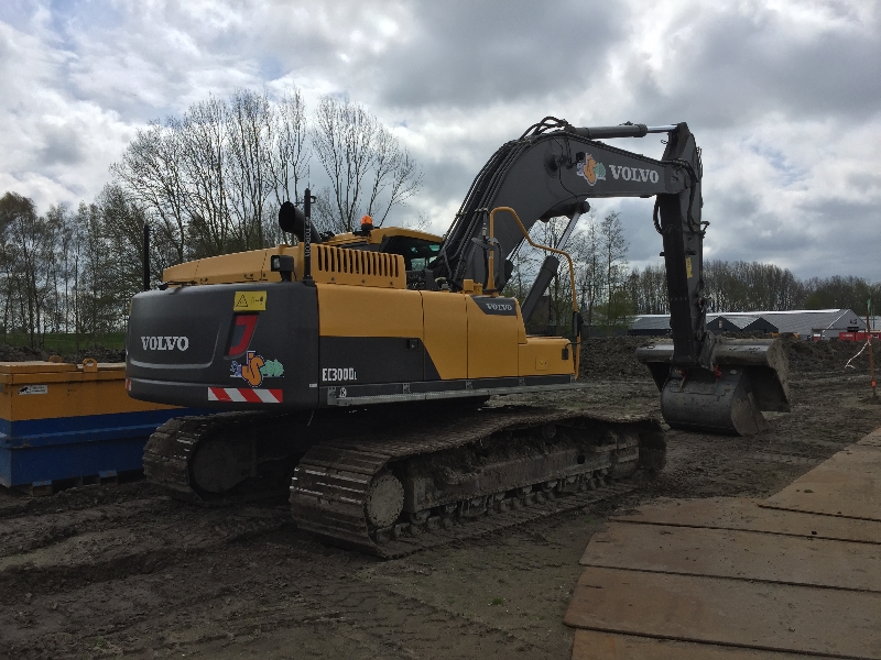 Volvo EC300DL (1) JS.JPG