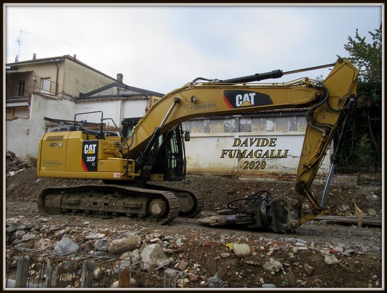 Caterpillar 323F SA Comedil 001.JPG