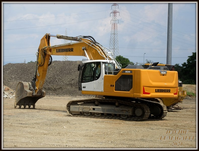 Liebherr 934-8 002.JPG