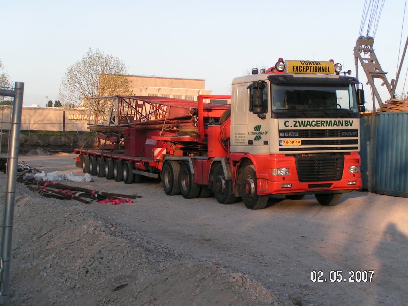 De auto van Marcel beladen met enkele stukken ballast, sprenkel van de jib, broekstuk van de jib en een jibgiekdeel