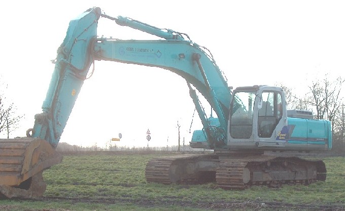 24 Kobelco SK 330 LC.jpg